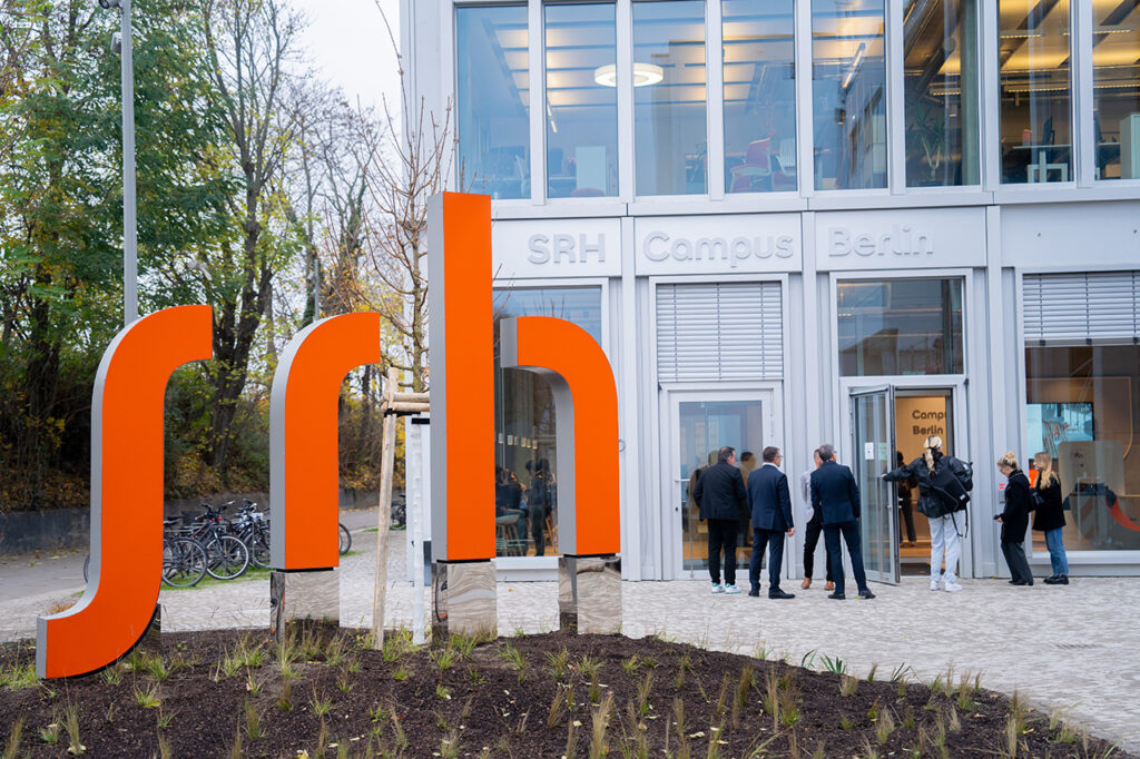Bild vom SRH Campus mit der großen SRH Leuchtbuchstaben