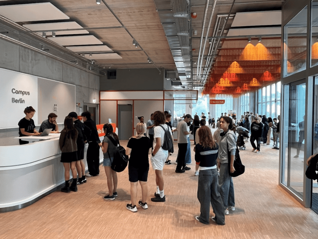 Bild von der gut gefüllten Rezeption im SRH Campus